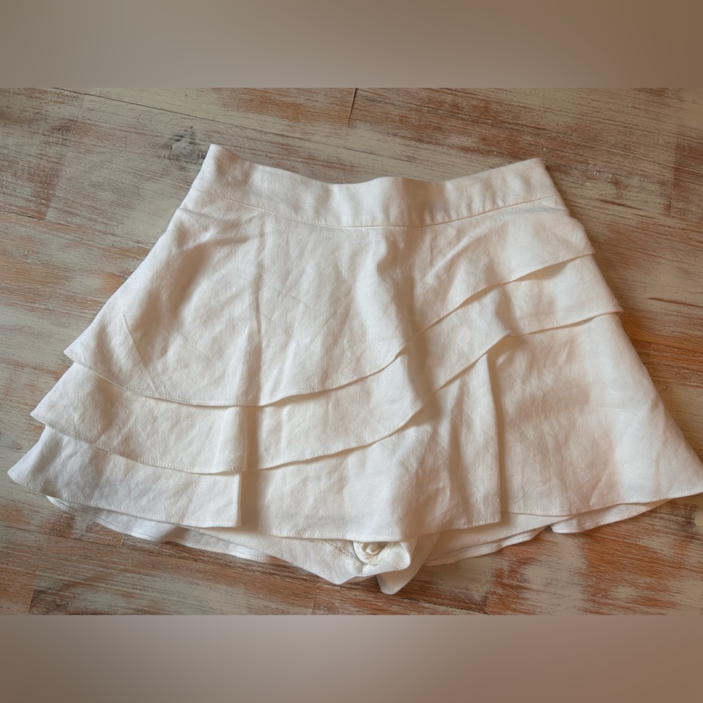 Alice and Olivia Short - Size 0 - White with ruffles